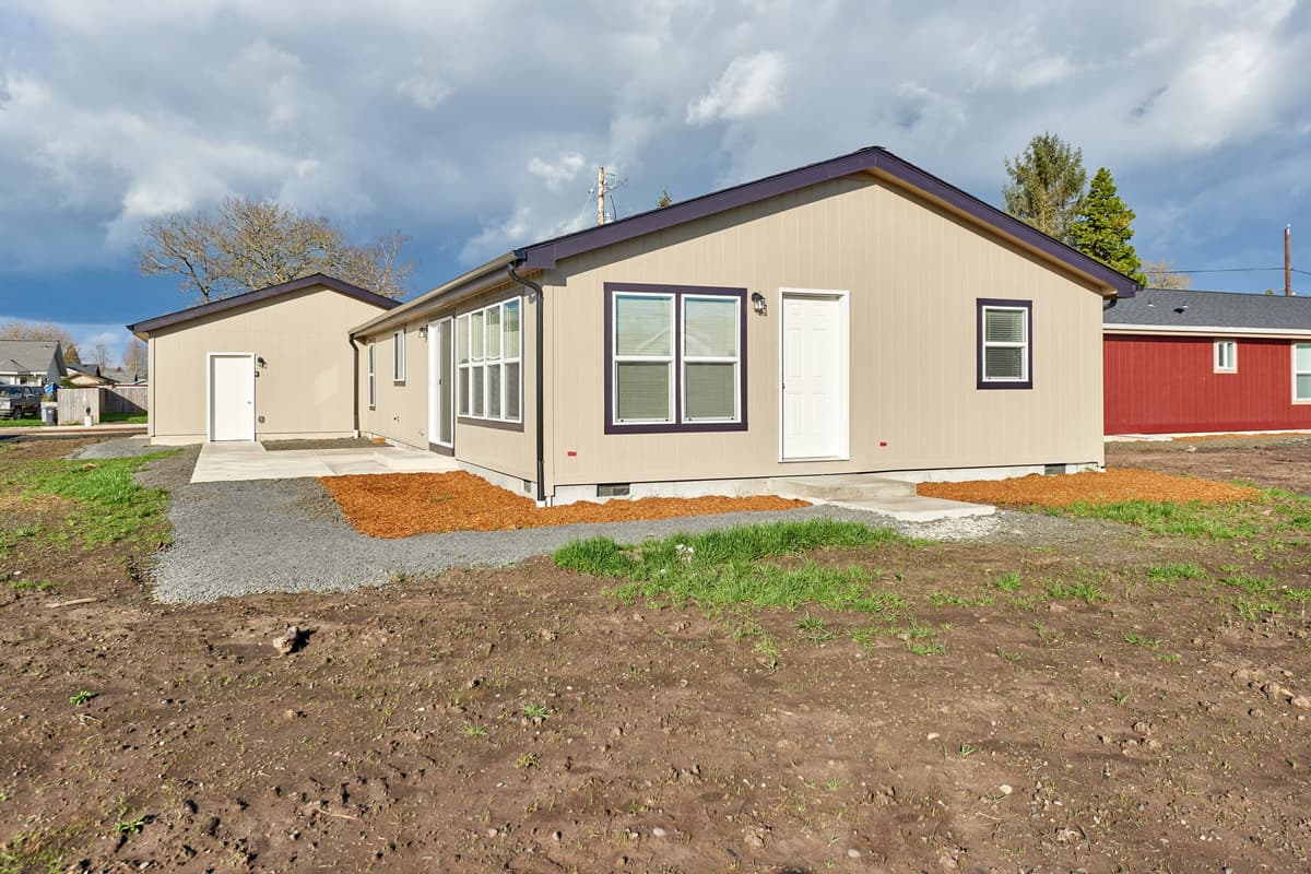 Manufactured home installed in Lebanon Oregon this is the back of the home.